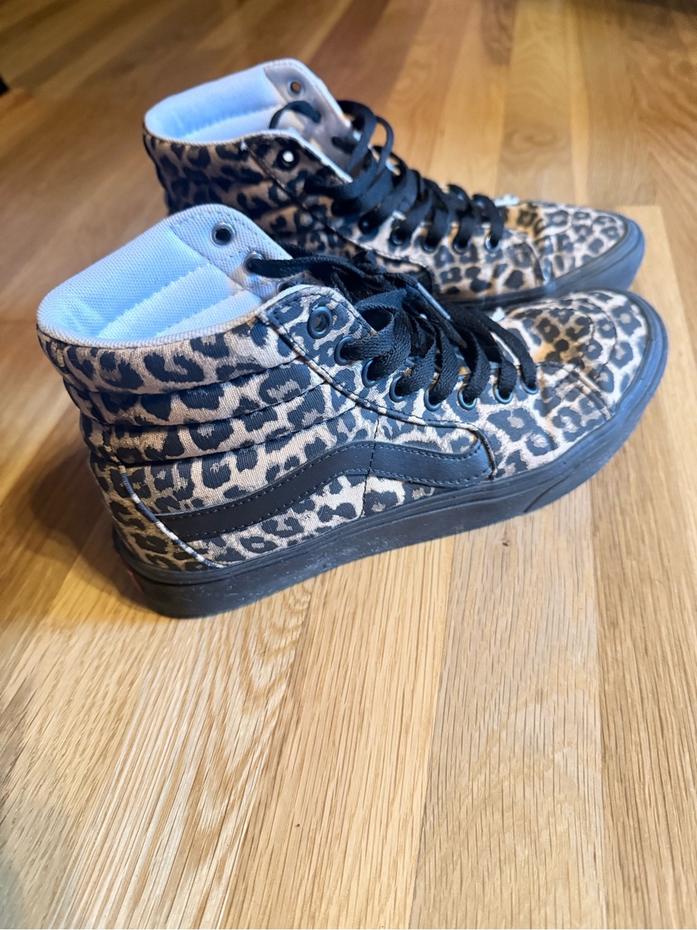 Vans unisex women’s size 9 men size 7.5 Leopard Print High-Top Skate Sneakers
